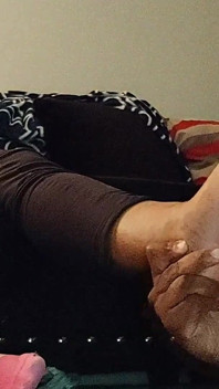 Carmel.MILF.prettyfeet après le travail, des pieds gros et moites adorent les orteils