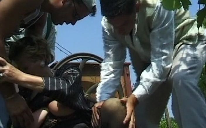 Deutsche Frauen: Bà già người Đức hứng tình chơi tập thể ngoài trời