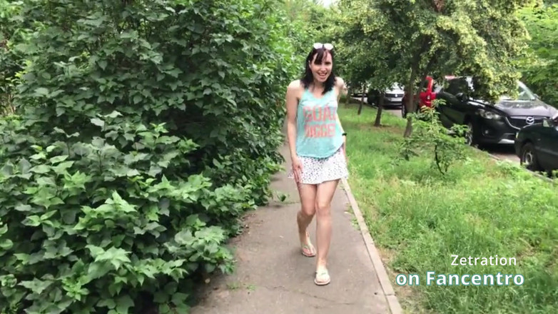 Zetration: Prachtige brunette speelt stout in je park zonder slipje!