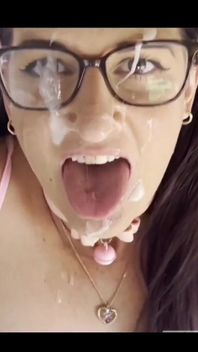 在户外走来走去，我的乳房和脸上覆盖着精液！
