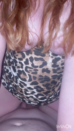 Bini menunggang puting tetek besar dan pancutan mani pada tetek