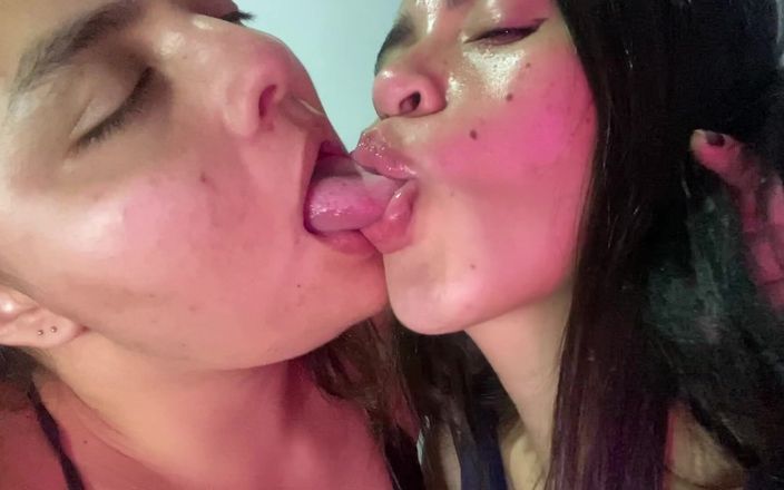 Zoe &amp; Melissa: Ciuman mesra dengan lidah lesbian