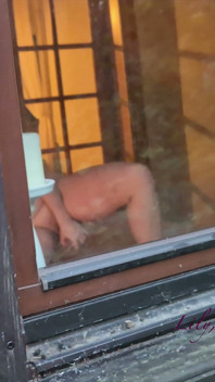 Muž mě sledoval masturbovat oknem.