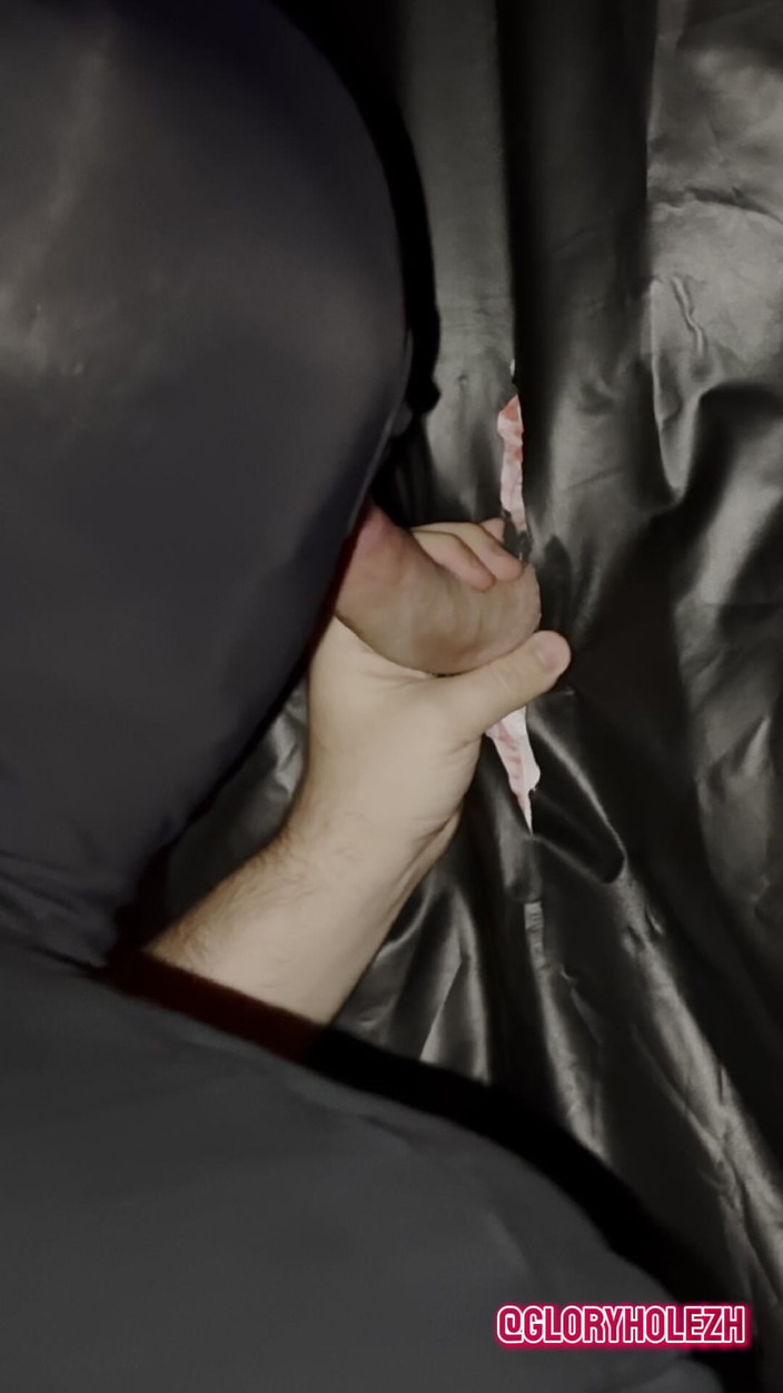 gloryholezh: 21letý nadržený hetero doručovatel si dává pauzu na své první...