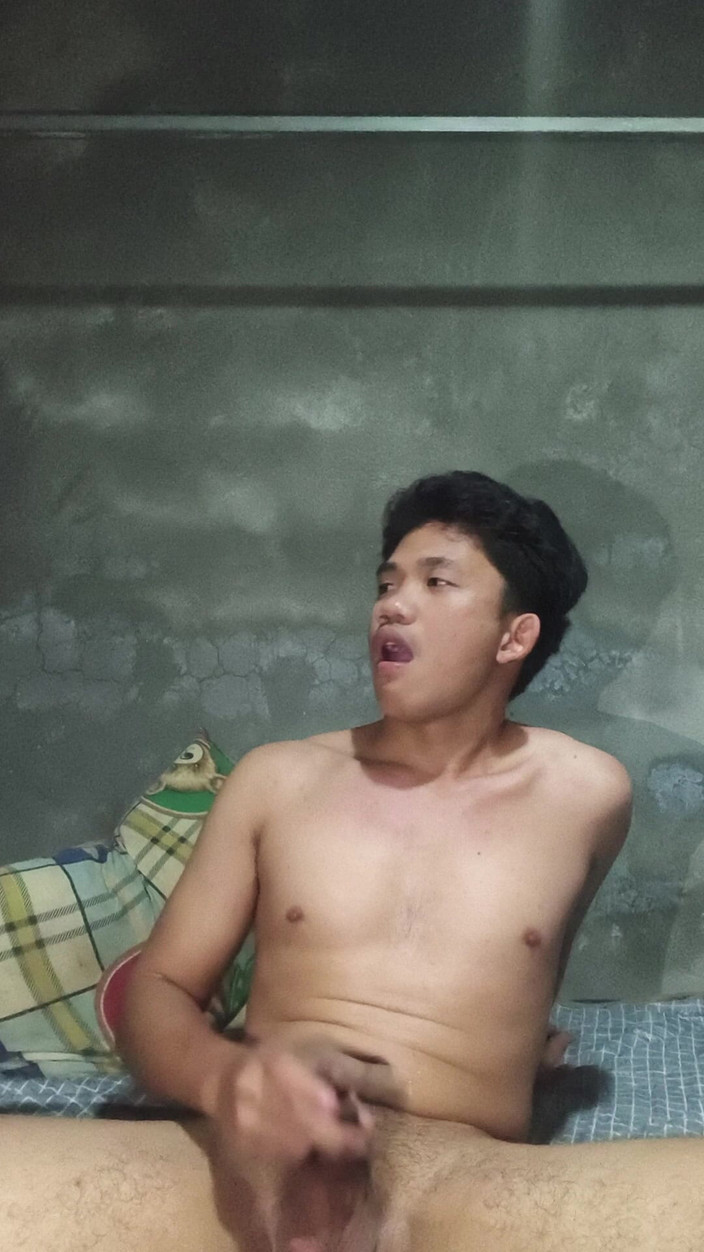 Rent A Gay Productions: Un Twink Philippin Prend Son Pied Pour Le Plaisir De...