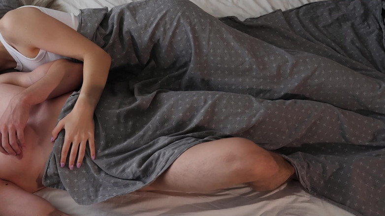 HotCoupleTeam: Com tesão rabuda puta seduz colega de quarto e faz...