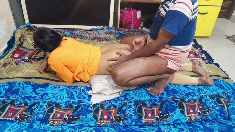 Hot Indian Aunty: Baştan çıkarıcı Hintli teyze ve kocasının özel pornosu