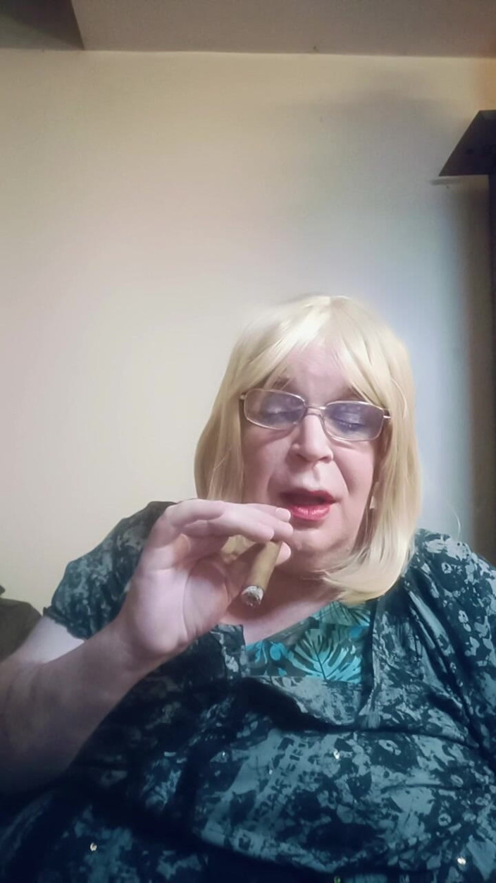 Stephanie-Nicole-TV: September 2026 Vlog - tuggar fettet medan du röker en cigarr