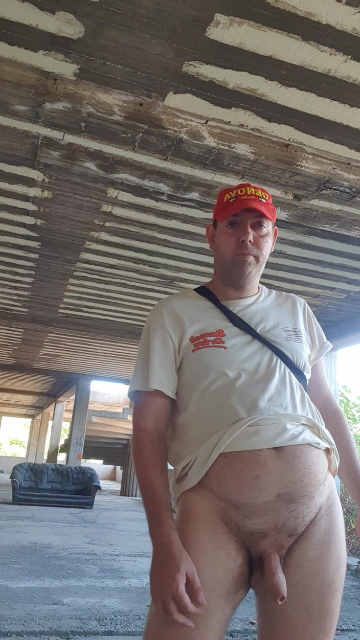 Mirko2589: Nahý chlapec v opuštěné budově