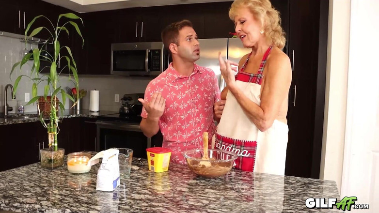 Gilf AF: घर पर रहना अच्छा है: GILF Desiree eden 