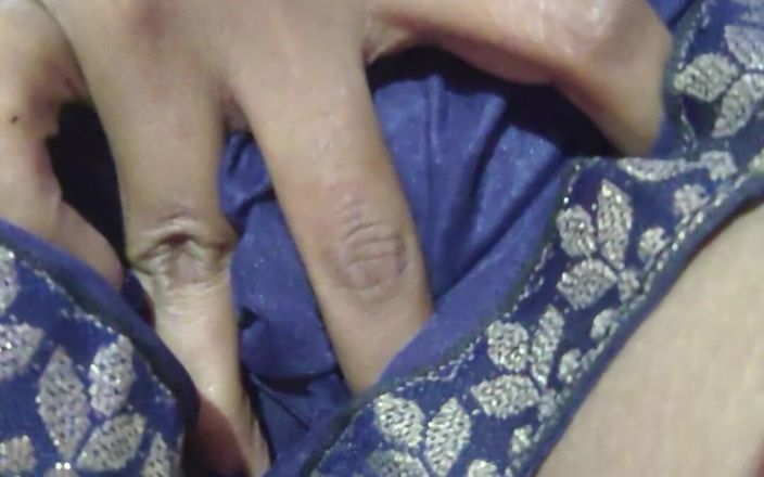 Suryasushma: Nadržená sexy indická tetička si prstí kundičku v ložnici