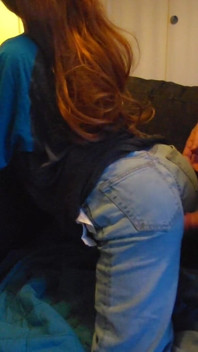 Ella ama cuando me seco su culo de jeans ajustados