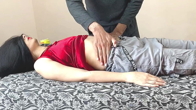 Desifilmy45: Une belle fille se fait masser la chatte étroite avec sodomie,...