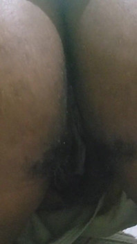 Chicas con curvas en lencería rebotan sus culos en el culo
