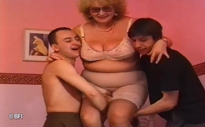 Nasty matures and dirty grannies club: Starší velká kráska dostane mladší ptáky ve trojce