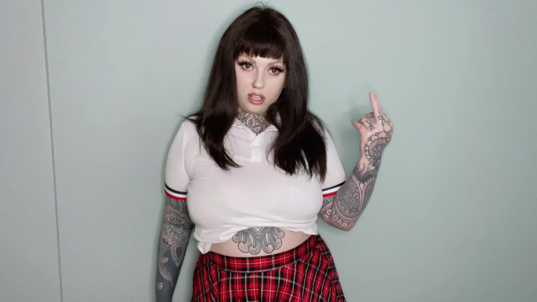 Miss Valentina: College pestkop vernedering