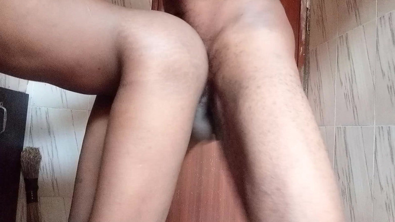 Londiq girls: Cô vợ nứng khỏa thân đụ khách của chồng với con...