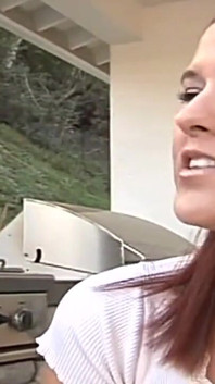 Beyaz genç kız ağzı için çok büyük bir canavar siyah yarak emiyor