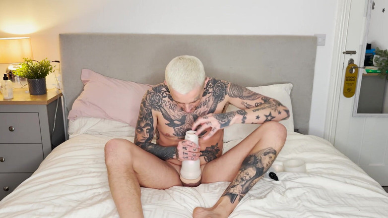Tatman Quinn: Masturbazione solitaria sborra sui piedi