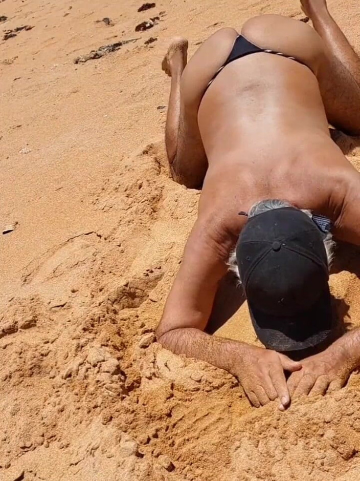 Ladysilvas: Ladysilva in mutandine sulla spiaggia che troia calda