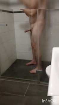 Fac un duș și ejaculez după ce mi-am ras coaiele