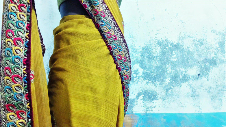ExcitedWomen: Aujourd’hui, je suis prêt dans un sari jaune avec une...