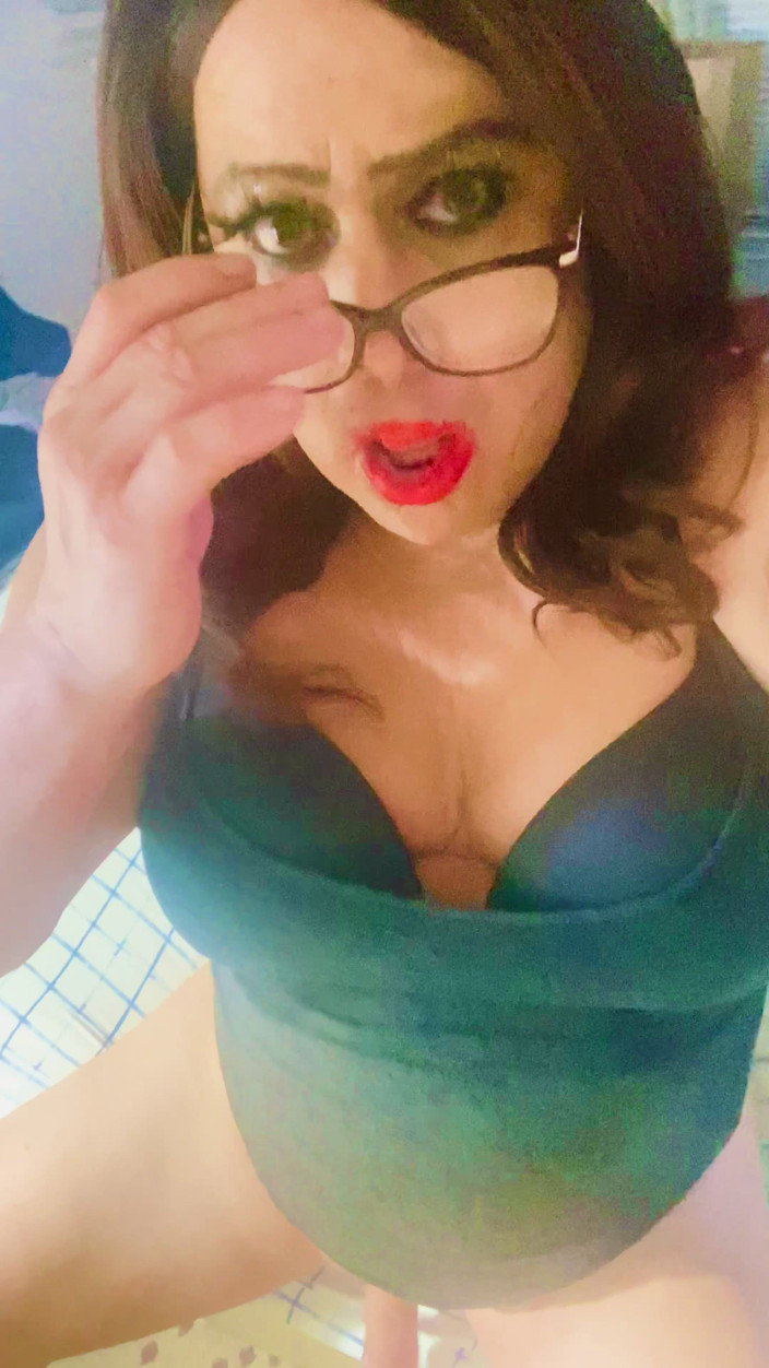 Krissy Sweets: Krissy Sweets поглаживает ее член