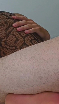 Cowok gay ini nggak tau kalau jilat memek, dia jilat dan crot di dalam memeknya