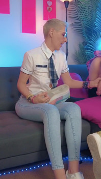 Heißes mädchen mit kurzen haaren melkt ihren femboy auf dem rosa kissen - VOLLES VIDEO 4K