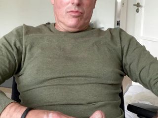 Tjenner: Una intensa masturbazione e sborrata a casa