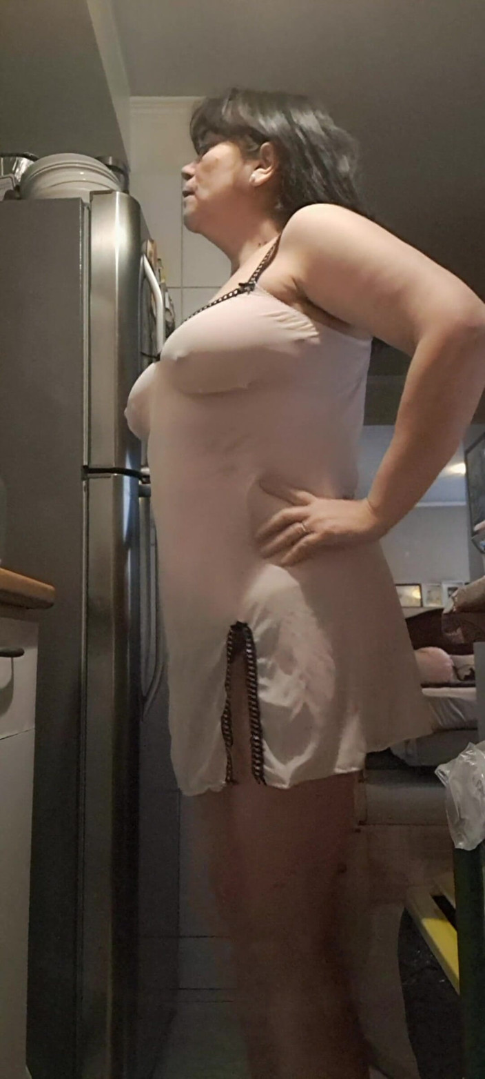Mommy big hairy pussy: Mama vitregă sexy în bucătărie