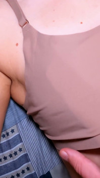 Le chaton adore quand ils éjaculent sur ses petits seins !