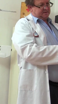 Il dottore ginecologo pervertito gestisce una videocamera nel suo ufficio per registrare il paziente