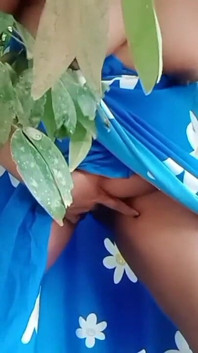 La carina camgirl indiana del college diventa completamente nuda