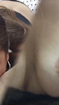 Soție matură sexy latino incitantă în poziția capră intensă, cabalgada la ejaculare înăuntru vizibilă în gură, filmare de acasă reală
