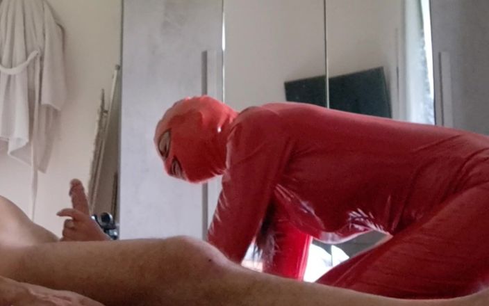 LauraOnHeels: ラテックスキャットスーツの熟女がフェラチオをし、飲み込む