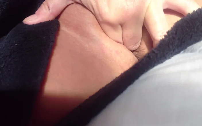 Natalie K: Finger fucking my sticky wet morning pussy in today´s sefshot...