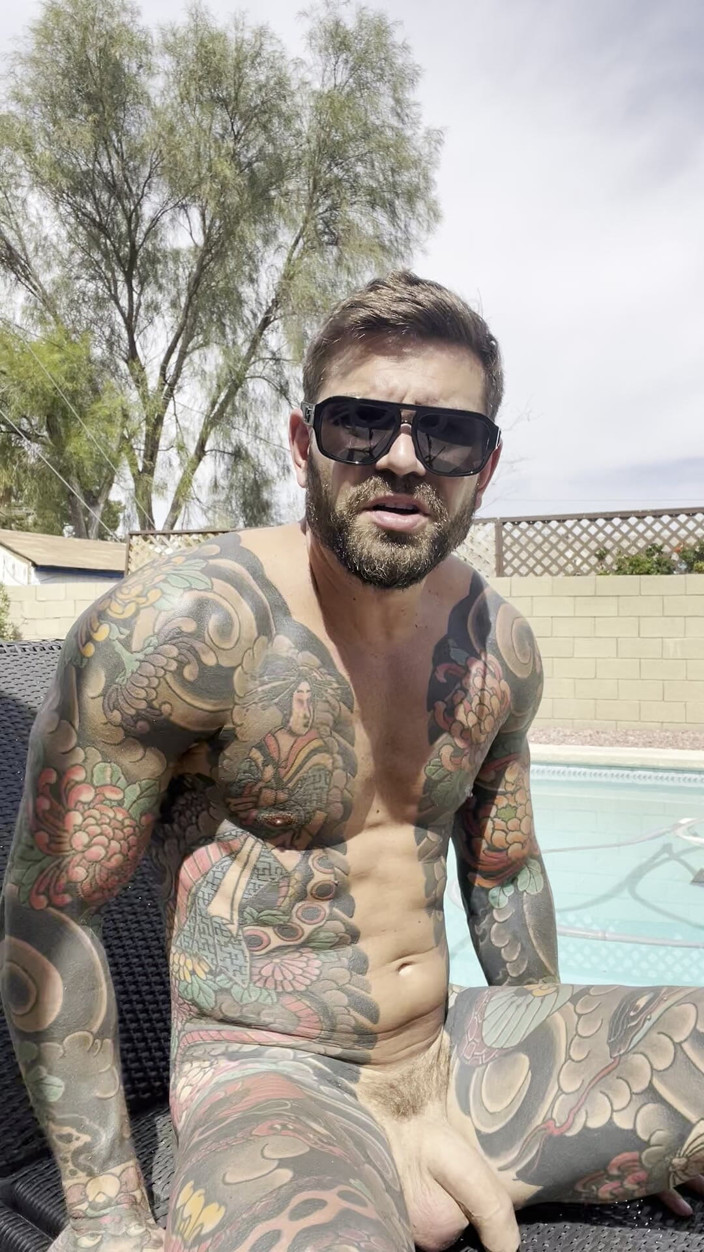 Juan Lucho Gay: Paille Dans Le Jardin Pendant Que Le Voisin Espionne