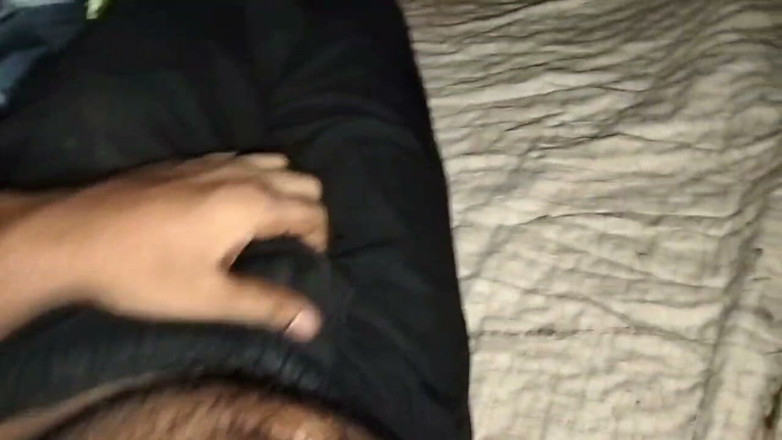 Desi Tits: Cowok gym berotot lagi masturbasi sendirian sambil ngentot pantat temannya...