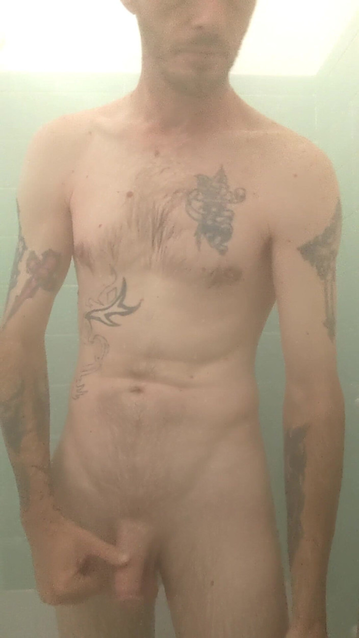 Codi Bonez: Prenons une douche sexy