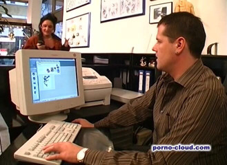 Porno Cloud: Otwarte nogi w studio kolczyków.