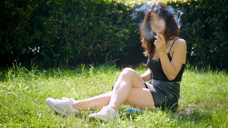 Russian Smokers: Arina está fumando cigarrillos de 120 mm al aire libre
