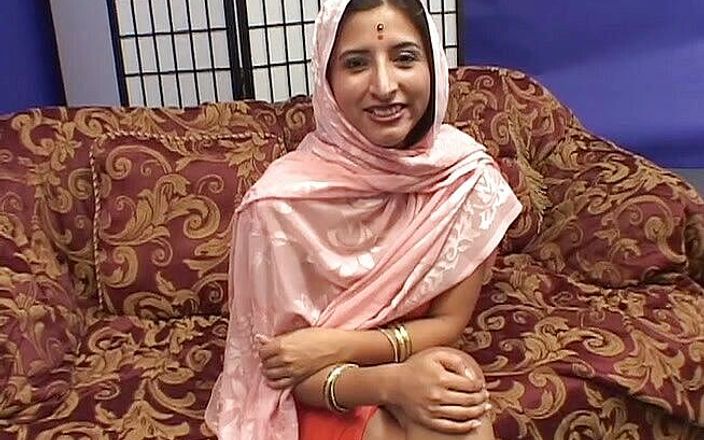 Indian Heat: Сладкой индийской брюнетке долбят задницу и киску на кастинге