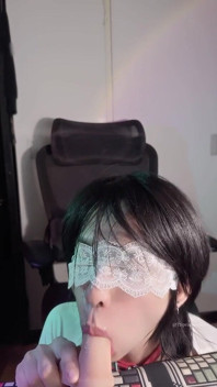 Asyalı femboy gırtlağına kadar alıyor