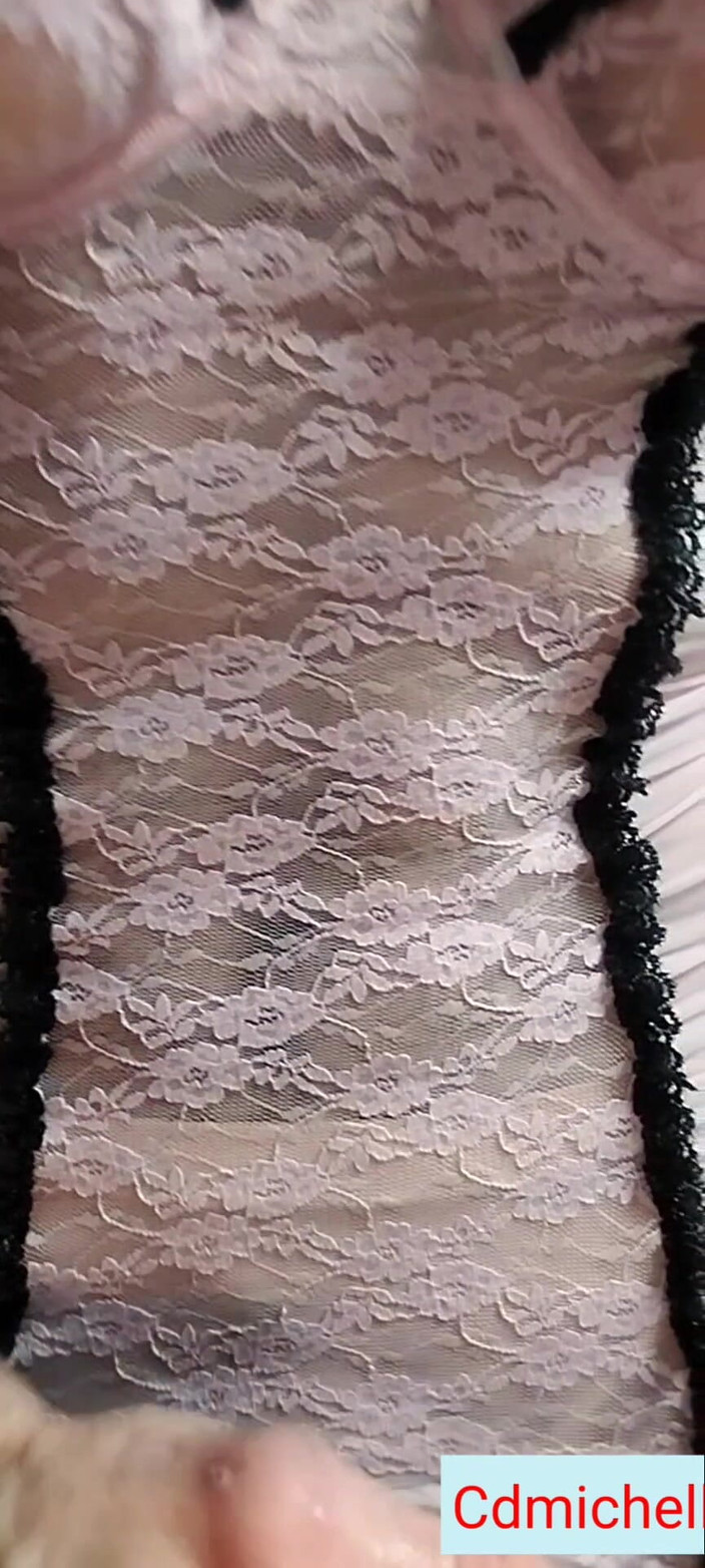 Crossdressers Cd Michelle wearing sexy lingerie: Cdmichelle v bílém sexy prádle si hraje s ptákem až...