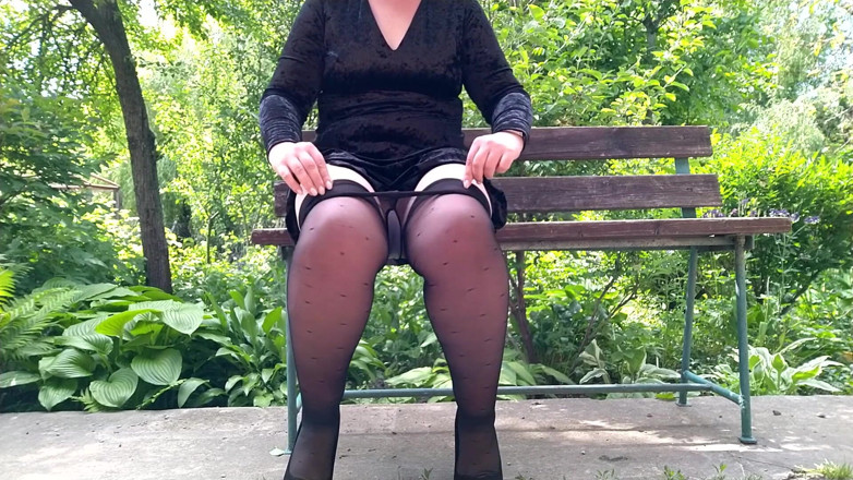 Elena: Safada milf de meia-calça mijando no parque em uma vista...