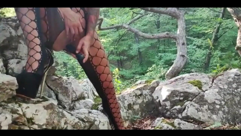 Miss Lilith devil: Nadržená ve zdi.