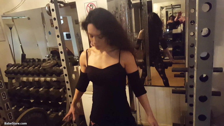 Babe Stare: Tia shows off her sexy strength at the gym