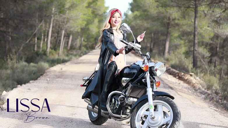 Lissa Brown: カスタムバイクビデオが利用可能