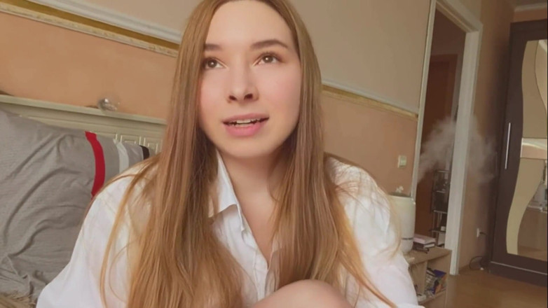 Loly Lola: Beautiful Girl's Pussy Throbs and Cums